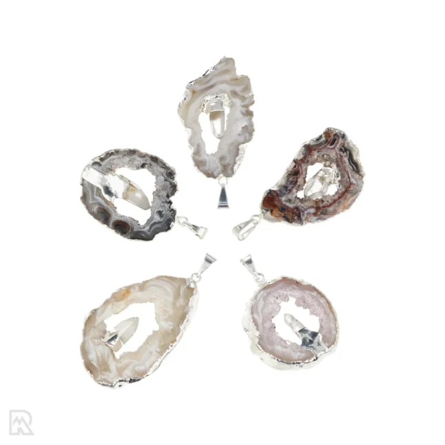 Agaat geode hanger met staande Bergkristal | Verzilverd
