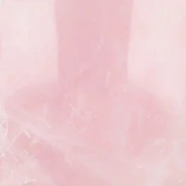 Rosenquarz einseitig geschliffen aus Madagaskar mit der Artikelnummer 21390