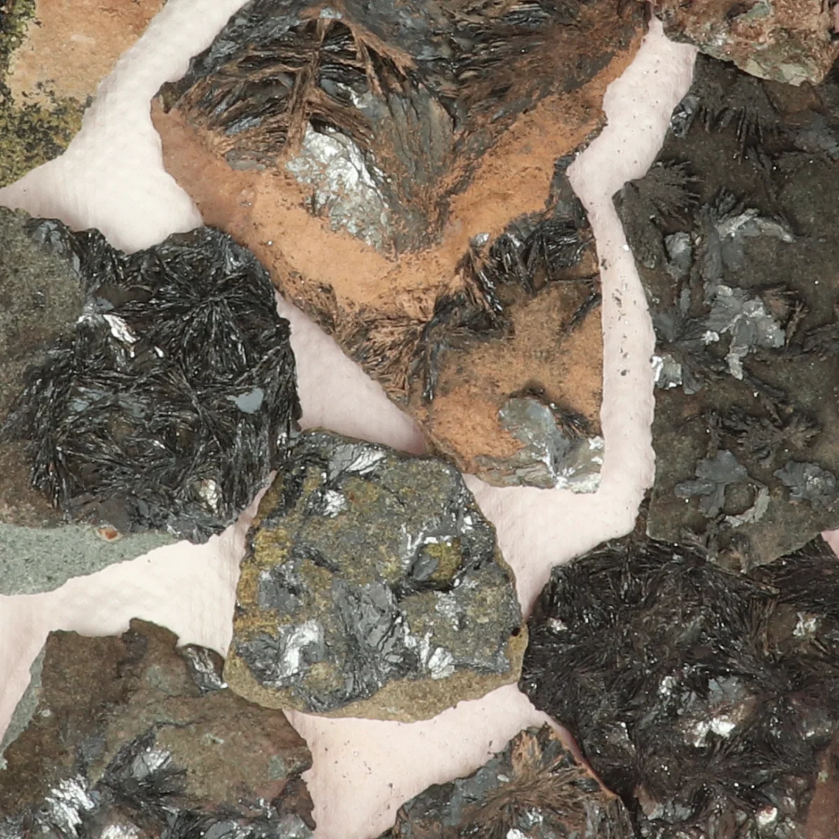 Hematiet op Moedergesteente Verkoopdoos 2 Epidoot met Hematiet Verkoopdoos uit Marokko met artikelnummer 22069