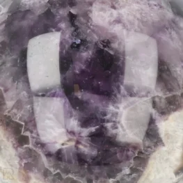 Chevron-Amethyst-Kugel aus China mit der Artikelnummer 23390