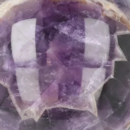 Chevron-Amethyst-Kugel aus China mit der Artikelnummer 23391